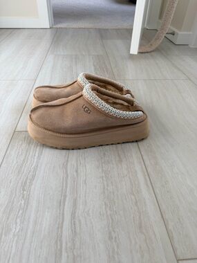 Ugg Taz II Slipper Platform size 9 women’s color Sand